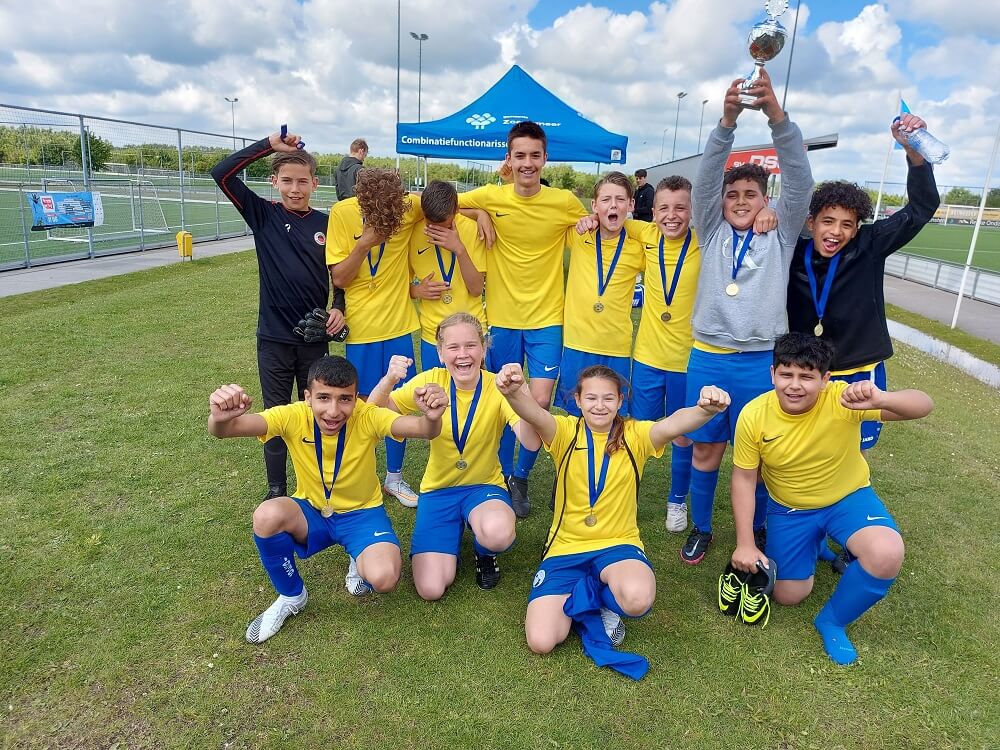 winnaars interscolair voetbaltoernooi